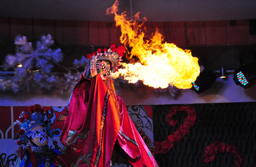青島平安夜盛行中國風(fēng) 川劇變臉引爆全場(chǎng)