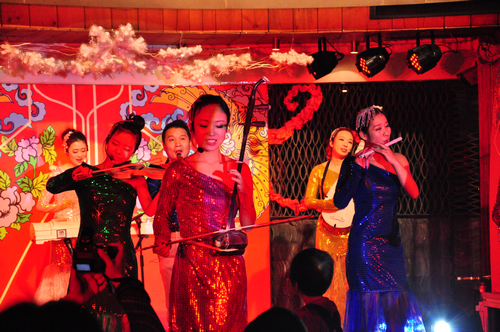 青島平安夜盛行中國(guó)風(fēng) 川劇變臉引爆全場(chǎng)