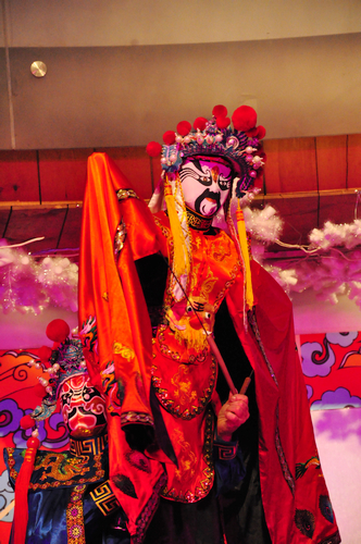 青島平安夜盛行中國風(fēng) 川劇變臉引爆全場(chǎng)