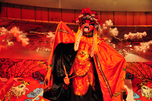 青島平安夜盛行中國風(fēng) 川劇變臉引爆全場(chǎng)