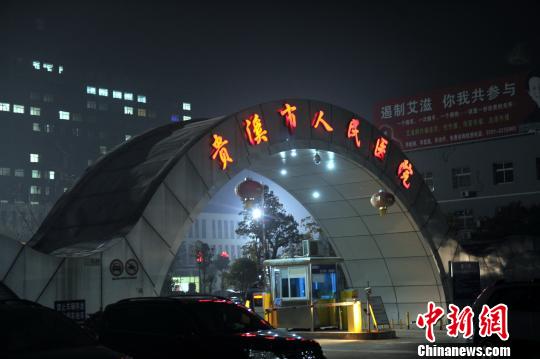 圖為24日晚上，一名遇難孩童家屬向記者講訴事故發(fā)生經(jīng)過。 劉占昆 攝