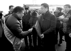 慰問表彰建設者取代了剪彩儀式 本版攝影 現(xiàn)代快報記者 顧煒