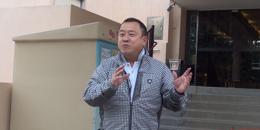 曾志偉面對(duì)媒體。