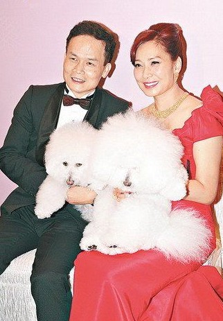鄺美云與男友及兩只愛犬拍“全家福”。
