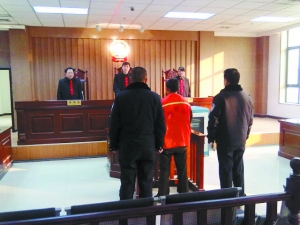 賈正武庭審現(xiàn)場。本報記者 郭玉紅 攝