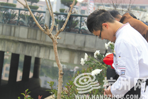 幾天來，不斷有永康市民自發(fā)來到救人現(xiàn)場祭奠。
