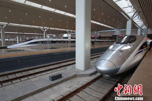 12月26日，河南鄭州，即將發(fā)車的京廣高鐵。當(dāng)日，世界上運營里程最長的高速鐵路京廣高鐵正式開通運營，全程2298公里，全線設(shè)計時速350公里。中新社發(fā) 王中舉 攝