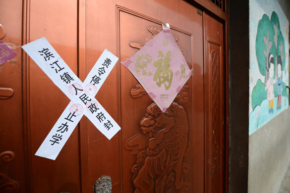 貴溪市濱江鎮(zhèn)春蕾幼兒園大門被貼上封條（2012年12月25日攝）。 攝影：新華社記者 周科