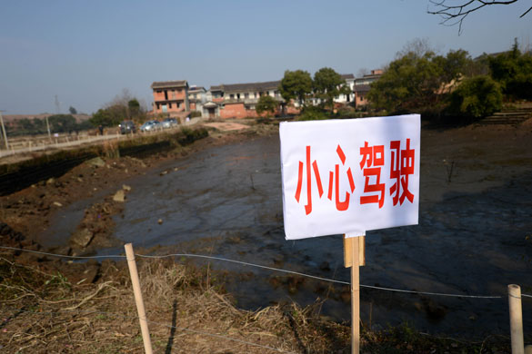 貴溪市交通部門在事故現(xiàn)場設(shè)置了“小心駕駛”警示牌（2012年12月25日攝）。 攝影：新華社記者 周科