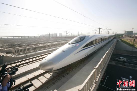 12月26日，世界上運(yùn)營里程最長的高速鐵路北京至廣州高速鐵路將全線貫通，全程僅需7小時59分。中新社發(fā) 侯宇 攝 視頻：實(shí)拍京廣高鐵:從溫暖花城到寒冷京城 來源:中國新聞網(wǎng)