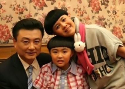 46歲“金龜子”劉純燕與王寧舊照曝光 大學(xué)時期宿舍親密