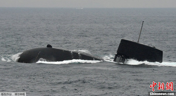 資料圖：日本海上自衛(wèi)隊潛艇浮出水面。