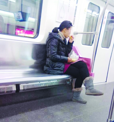 有乘客在地鐵車廂進食。 @我是善良的佩佩 攝
