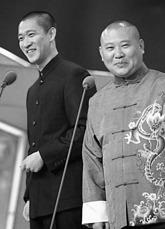 央視蛇年春晚語言類節(jié)目終審，郭德綱意外亮相。大家驚訝之余，開始關(guān)心他是否會(huì)與徒弟曹云金同臺(tái)。而根據(jù)知情人士透露，郭德綱和曹云金的春晚節(jié)目均已通過審查。