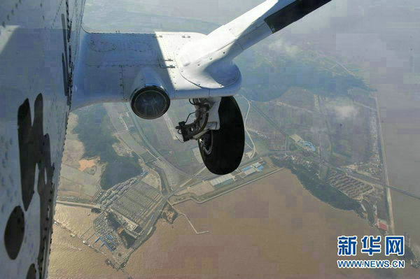 資料圖：中國海監(jiān)固定翼飛機(jī)進(jìn)行海島保護(hù)專項(xiàng)巡查。