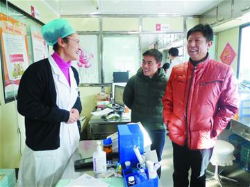 市人大代表胡兆啟、市政協(xié)委員陳明鈺建議增設愛心獻血屋