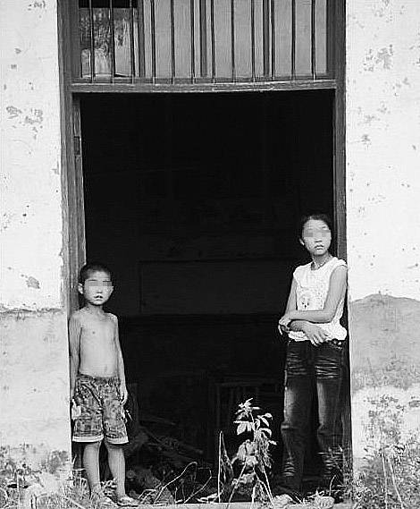 周飛龍遇害后，妻子改嫁，留下一對(duì)年幼的兒女。