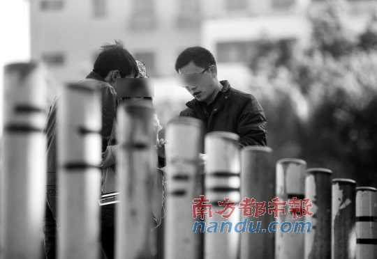 2012年12月31日，收教所醫(yī)生（圖中戴眼鏡背包男）約阿平來到石巖影劇院門前交易，記者偷拍下全過程。 南都記者 霍健斌 攝