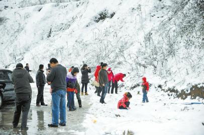 乘客在土山崗停車區(qū)休息時拍照賞雪。張磊攝
