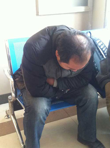 病房外，袁厲害的大兒子杜鵬很難過。央視網(wǎng)記者王在華攝