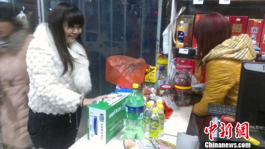 圖為因店內飲用水售一空，一邯鄲市民只能采購牛奶和蘇打水　馬繼前　攝