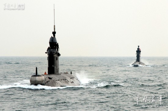北海艦隊(duì)某潛艇支隊(duì)將多艘潛艇拉到陌生海域，組織潛潛、潛艦等近似實(shí)戰(zhàn)的對(duì)抗演練。