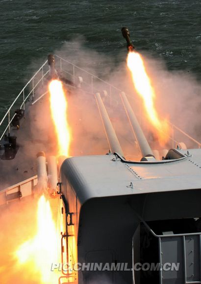 資料圖：中國海軍某驅(qū)支精確打擊“敵潛艇”。