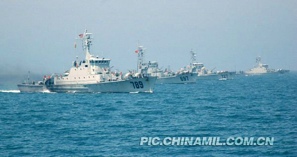 資料圖：中國(guó)海軍某獵潛艇大隊(duì)機(jī)動(dòng)反潛演練。