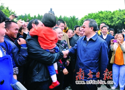 昨日，省委書記胡春華在深圳蓮花山與群眾親切交流。王輝羅文清攝src=