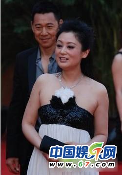 45歲陳紅逆生長(zhǎng)：18歲貌似張柏芝 越老越愛(ài)低胸裝