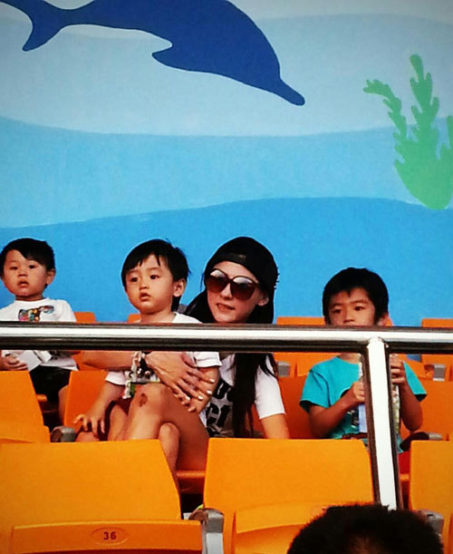 張柏芝帶兩個兒子去海洋公園