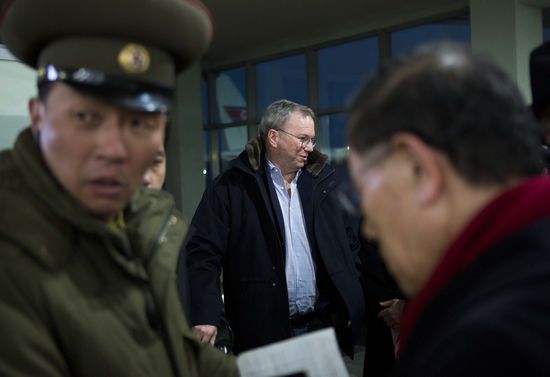 7日，谷歌董事會執(zhí)行主席埃里克·施密特（中）一行抵達(dá)朝鮮首都平壤。