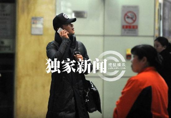 李晨駕豪車接張馨予 路邊吃烤串