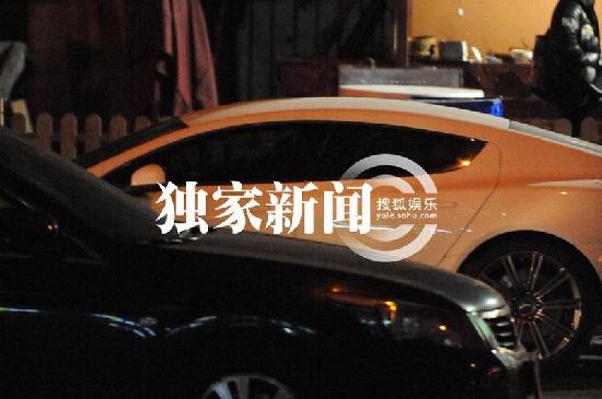 李晨駕豪車接張馨予 路邊吃烤串