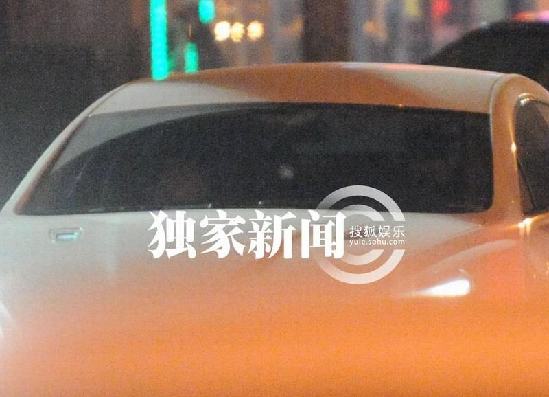 李晨駕豪車接張馨予 路邊吃烤串