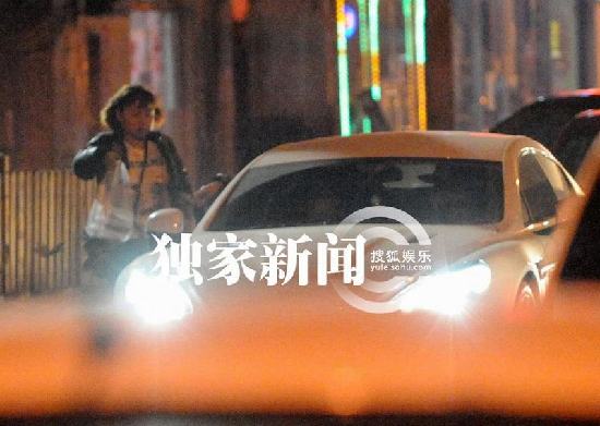 李晨駕豪車接張馨予 路邊吃烤串