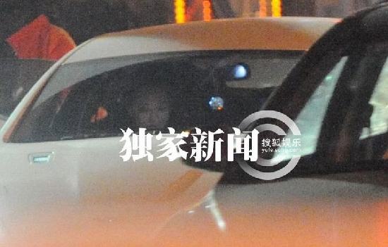 李晨駕豪車(chē)接張馨予 路邊吃烤串