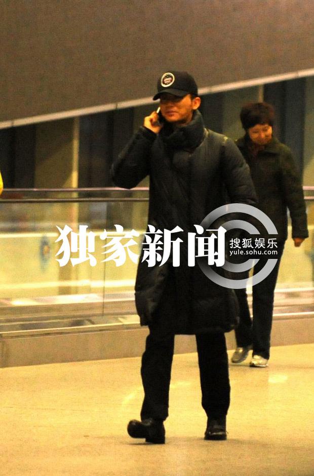 李晨駕豪車接張馨予 路邊吃烤串
