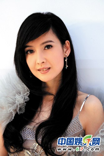 “不老玉女”周慧敏開(kāi)唱秀“事業(yè)線”