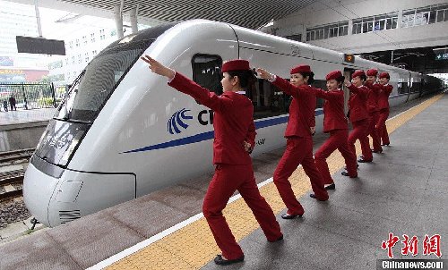 海西動(dòng)姐擺出“動(dòng)車(chē)style”，以良好的精神風(fēng)貌迎蛇年春運(yùn) 