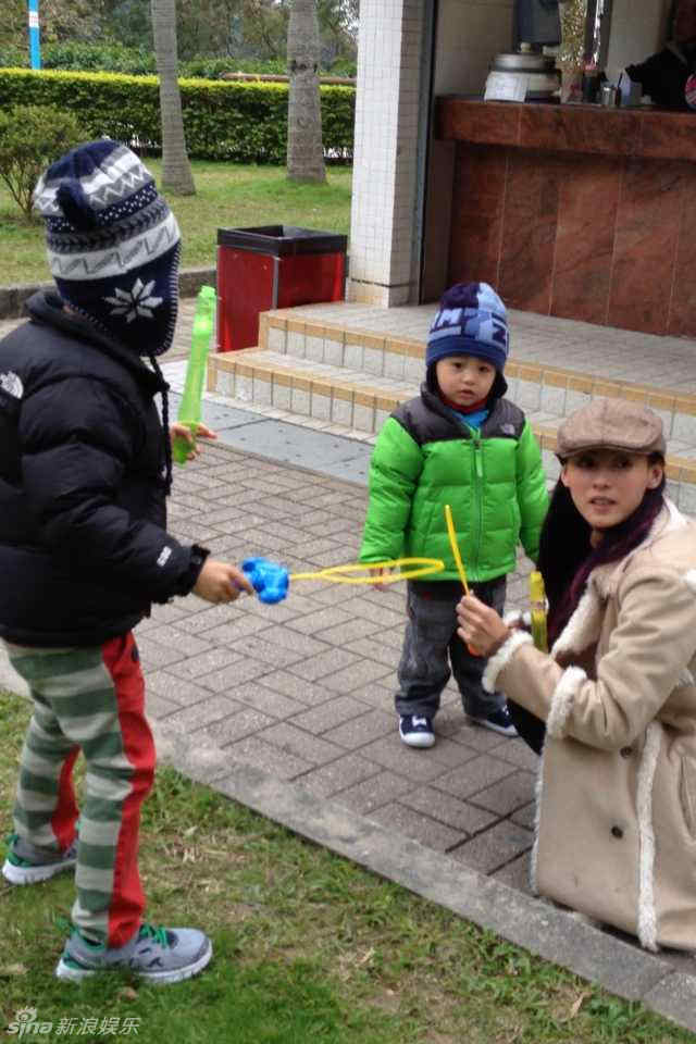 張柏芝熱吻兩愛子 小Q墊腳尖獻吻萌翻網(wǎng)友
