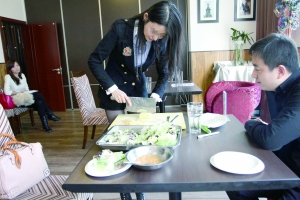 前來征婚的姑娘們先要接受四個評委對其形象、生活、慈善、情感4方面的考核。
