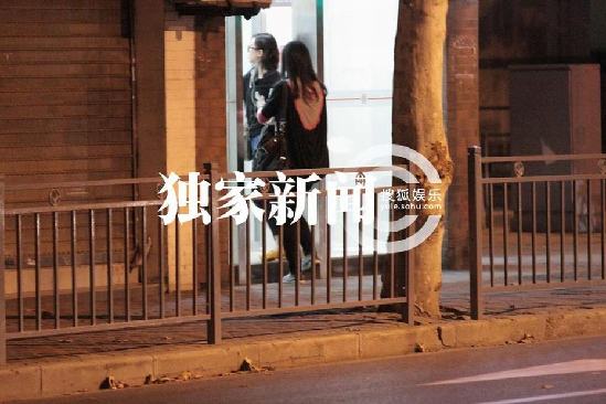 劉詩(shī)詩(shī)深夜街邊攤大閘蟹解饞 網(wǎng)友：粉絲送螃蟹最貼心