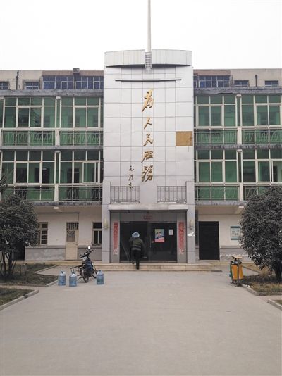 翟振鋒任二七區(qū)房管局長(zhǎng)期間，其“親屬公司”拿到3個(gè)經(jīng)適房項(xiàng)目。