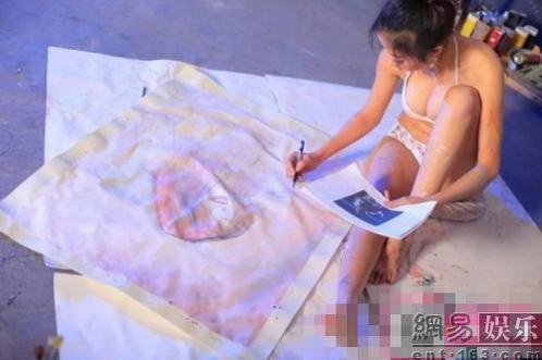 藝術(shù)系?；ù┍然嶙鳟?自稱為藝術(shù)裸身不搞色情