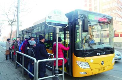 巨無(wú)霸公交緩解乘車高峰