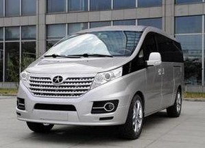 江淮商務(wù)車自動啟動撞上路人 回應(yīng)需查明原因