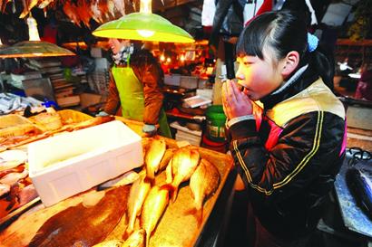 11歲魚(yú)美人看攤賣海鮮 攢錢(qián)給外婆買海參