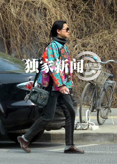 倪萍戴了副墨鏡，顯得很匆忙