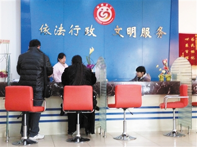 1月5日，某區(qū)民政局婚登處，裴莉和許昌赫領(lǐng)結(jié)婚證。